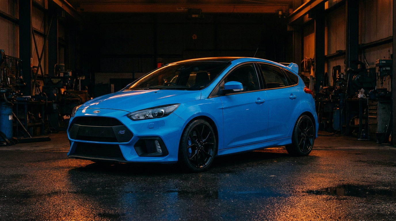 Ford Focus RS Mk3 in Nitrous Blue in een werkplaats