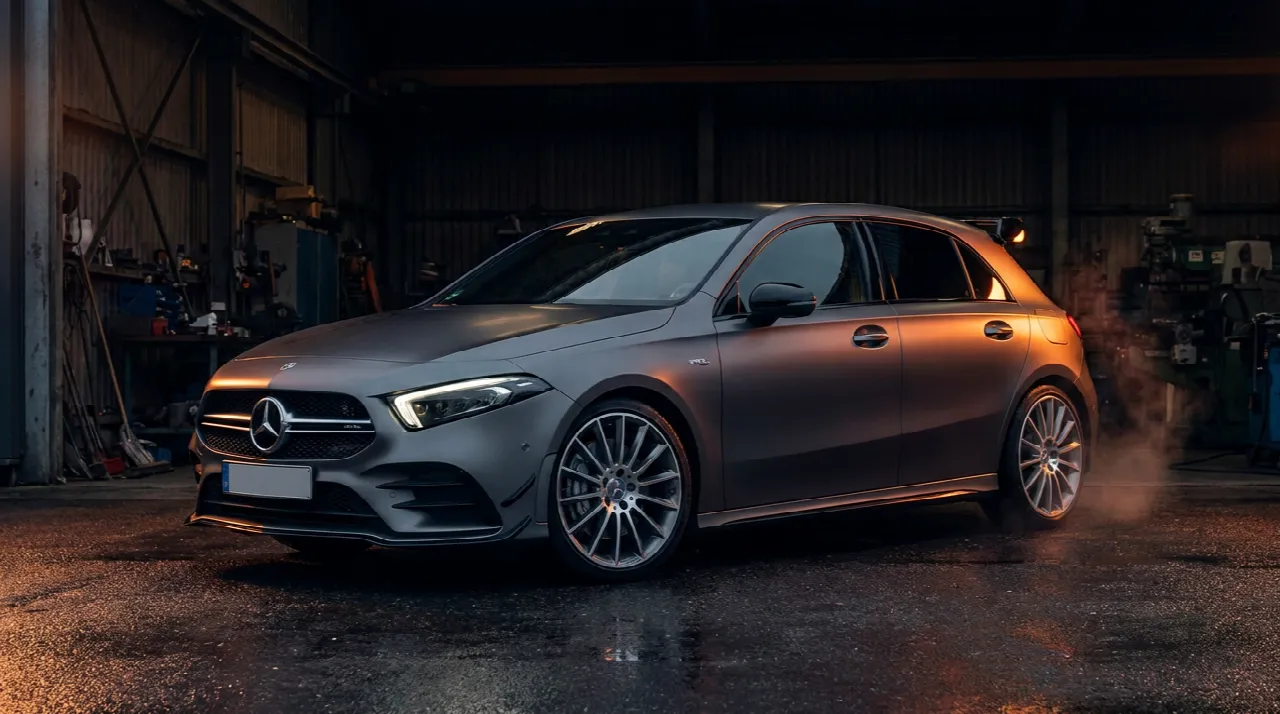 Mercedes-AMG A35 in mountain grey in een werkplaats