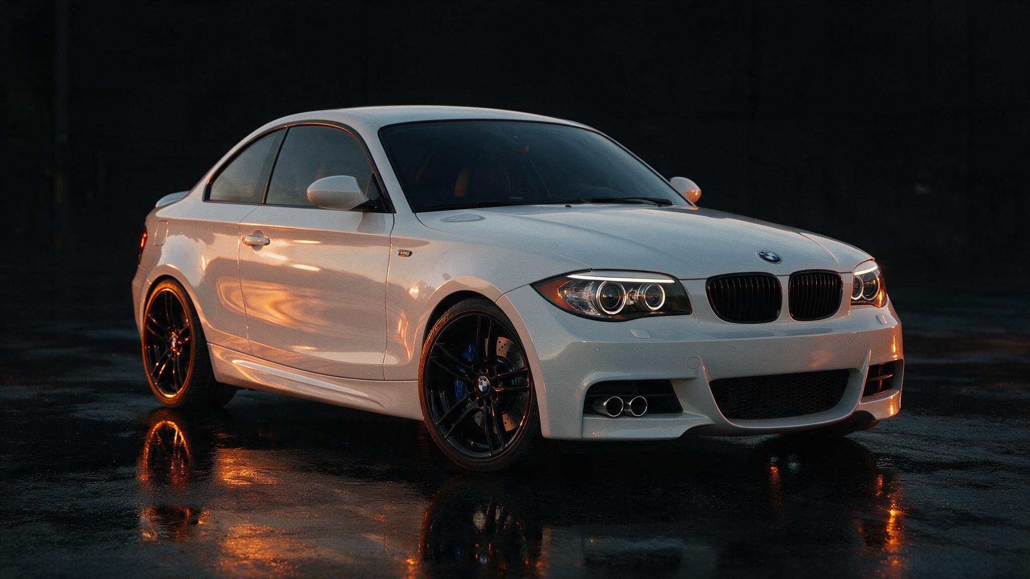BMW 135i coupe in wit in de werkplaats