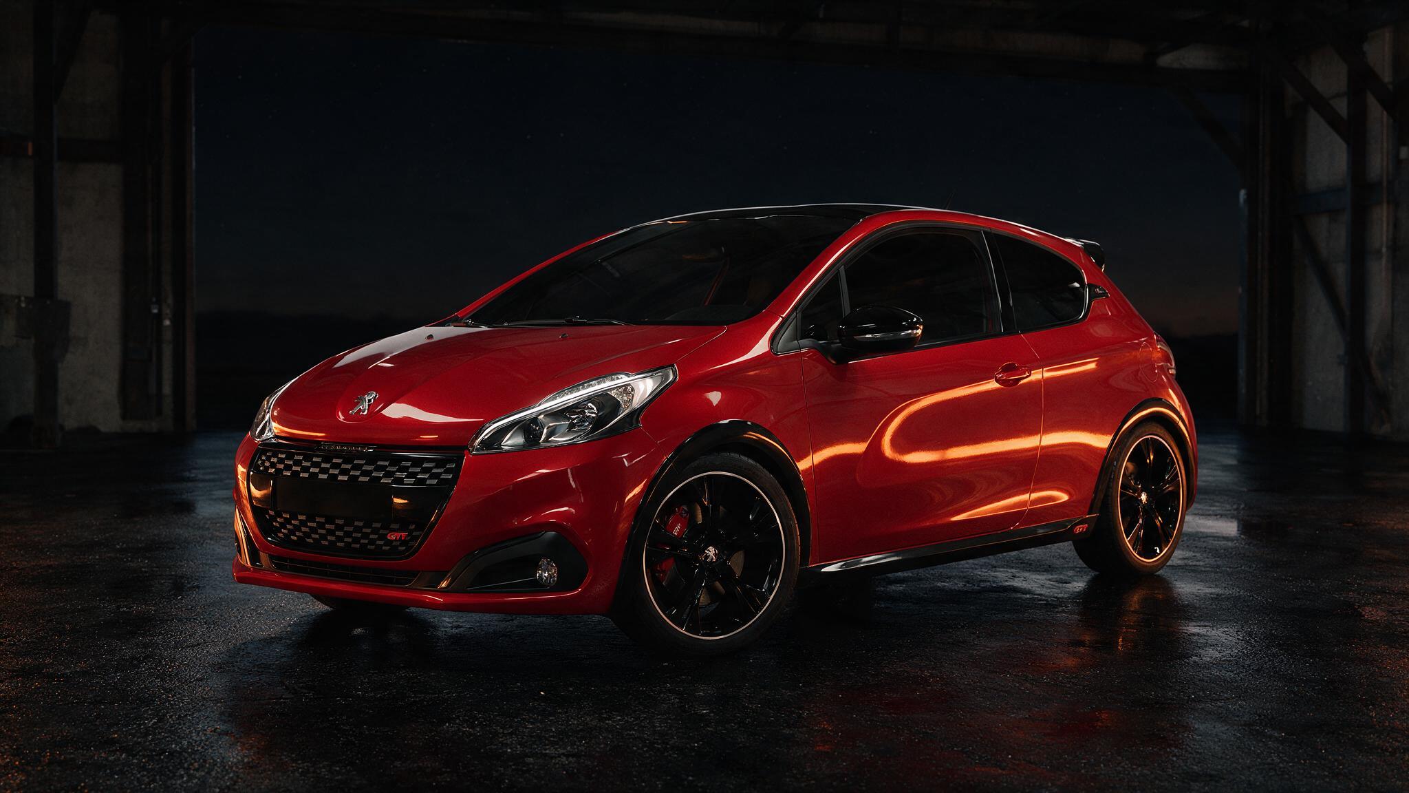 Peugeot 208 GTI in een donkere werkplaats - chiptuning door JPT Performance