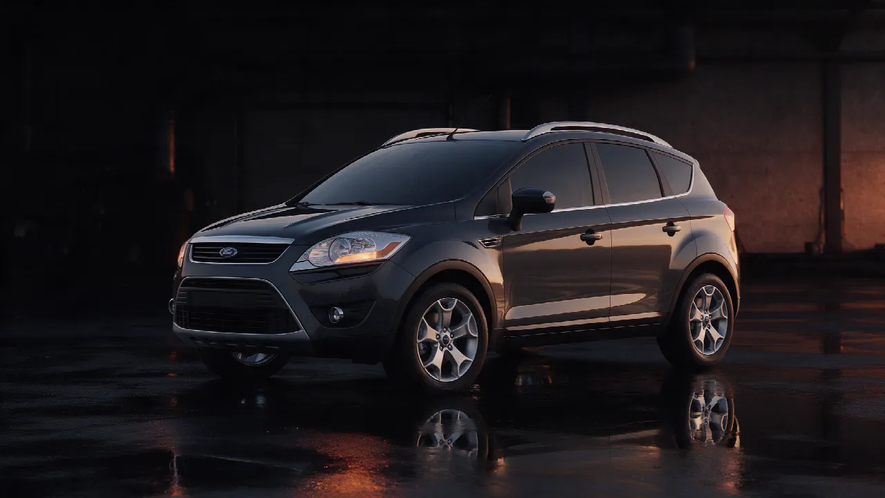 Ford Kuga 2.0 TDCi in donkere werkplaats bij dusk met oranje licht