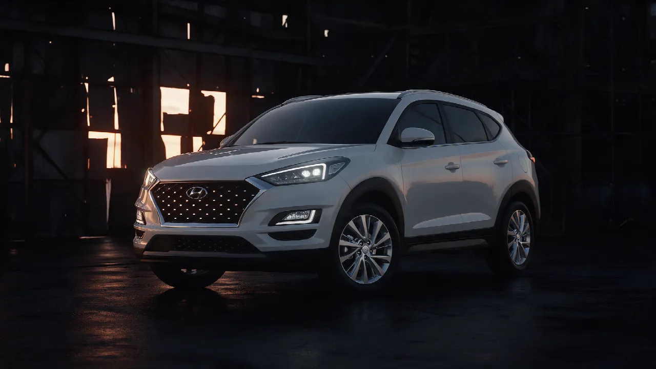Hyundai Tucson in donkere werkplaats bij dusk met oranje licht