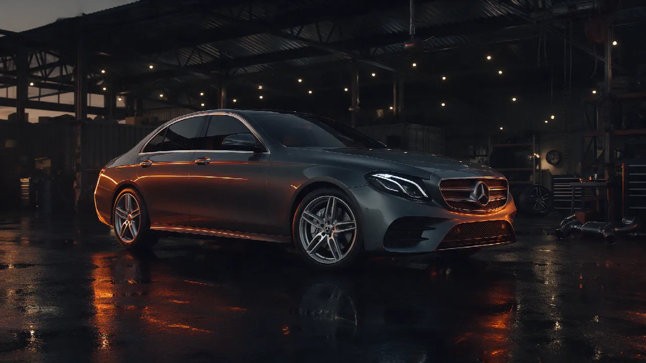 Mercedes E 200 W213 in donkere werkplaats met oranje verlichting