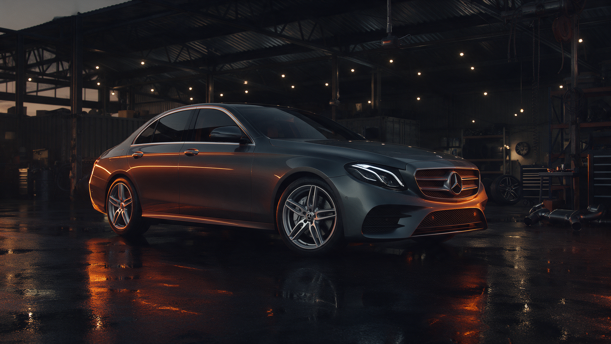 Mercedes E 200 W213 in donkere werkplaats met oranje verlichting