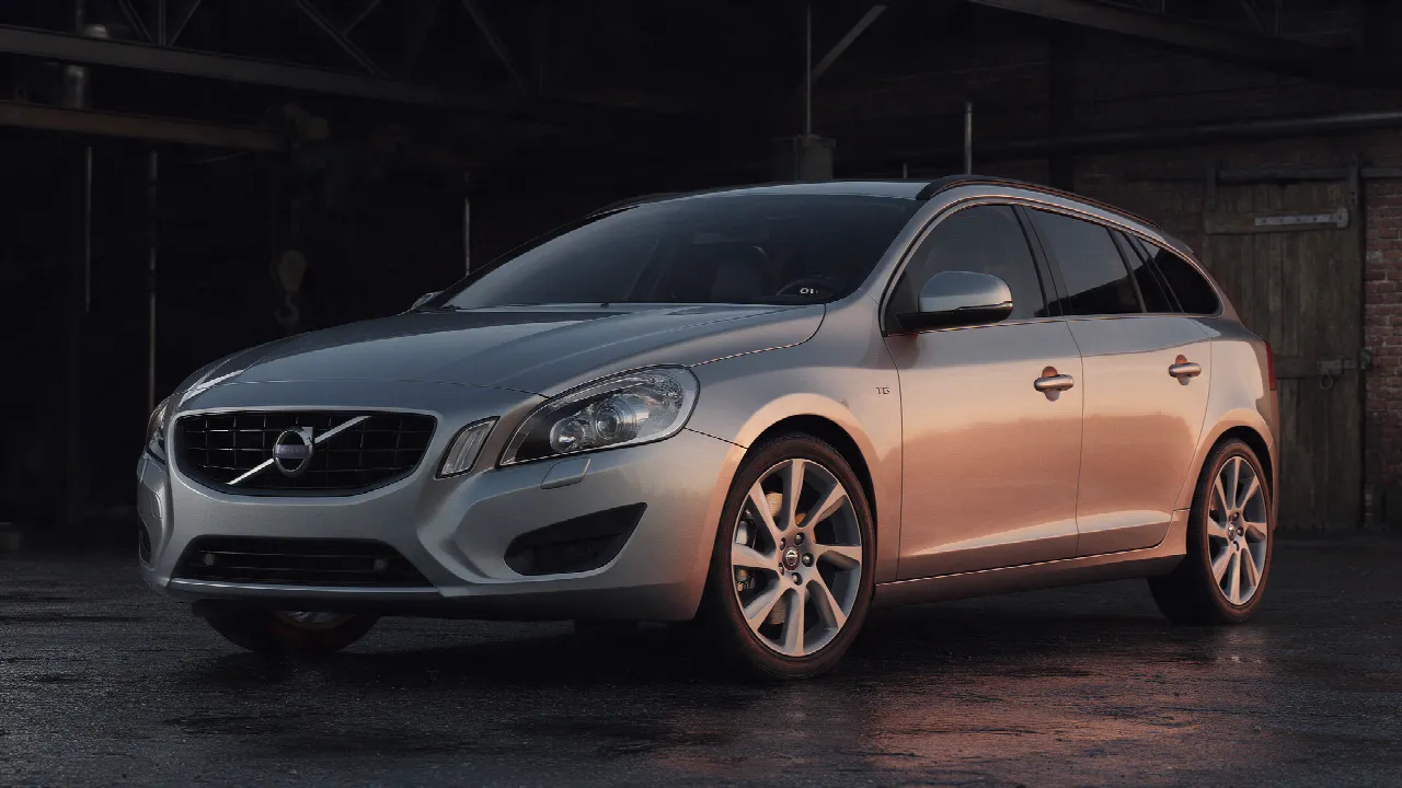 Volvo V60 D4 stationwagen in donkere werkplaats