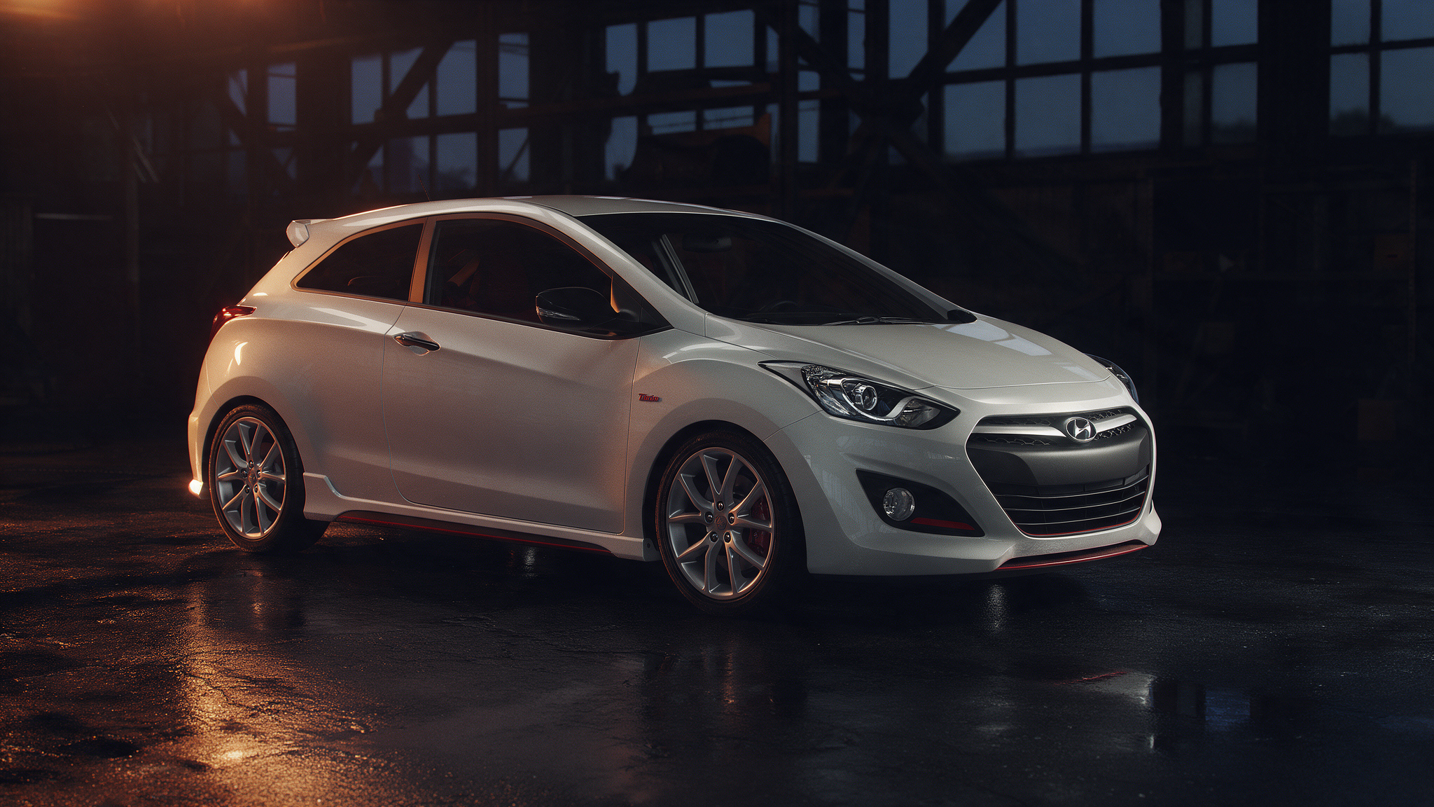 Hyundai i30 Turbo in donkere werkplaats