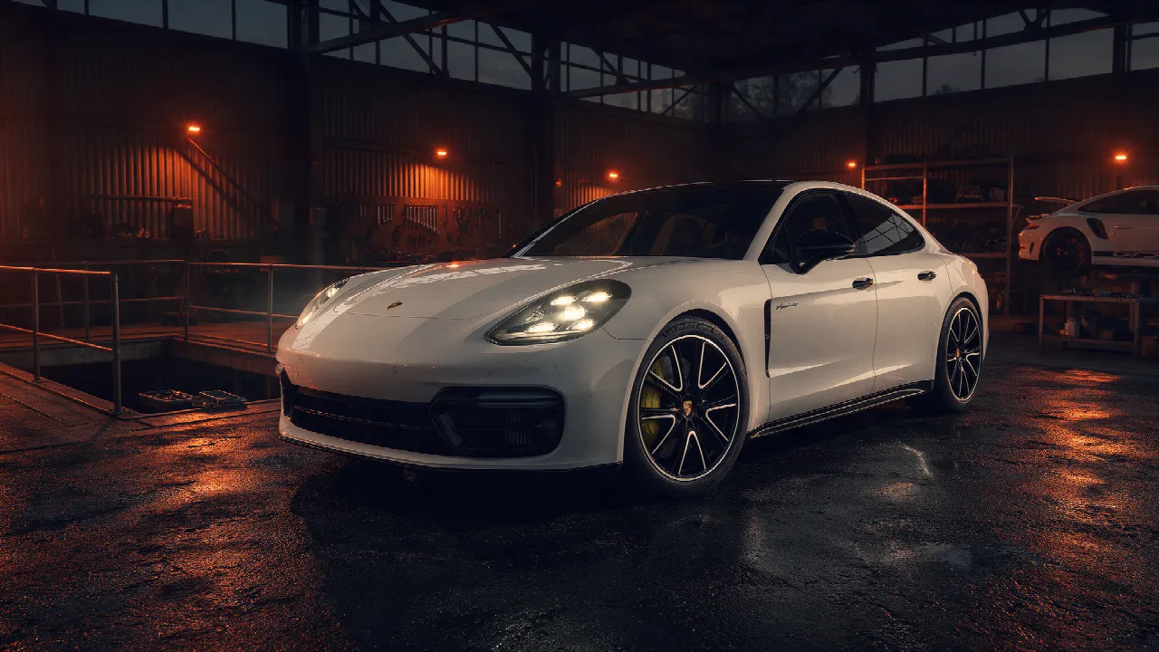 Porsche Panamera 4 E-Hybrid in een donkere tuningwerkplaats