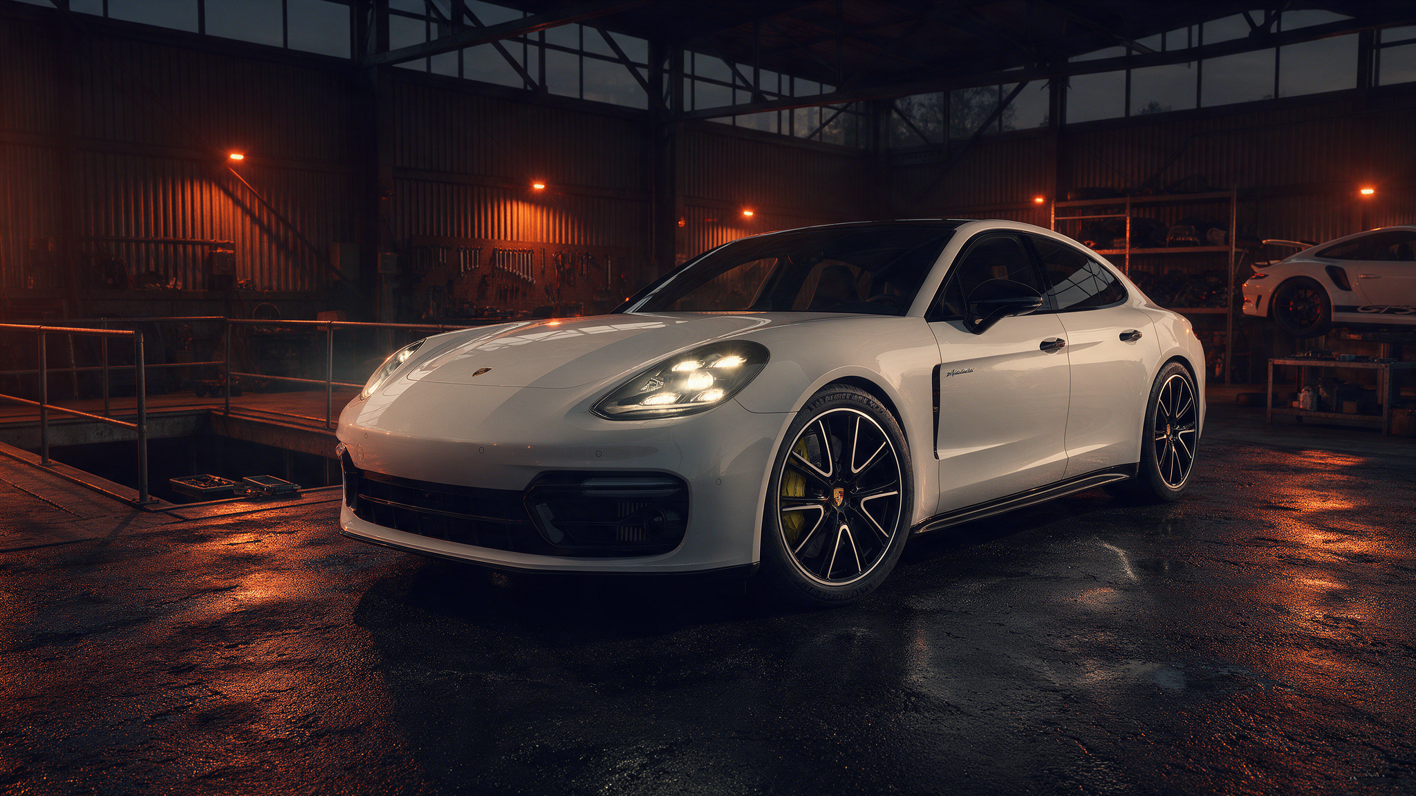 Porsche Panamera 4 E-Hybrid in een donkere tuningwerkplaats