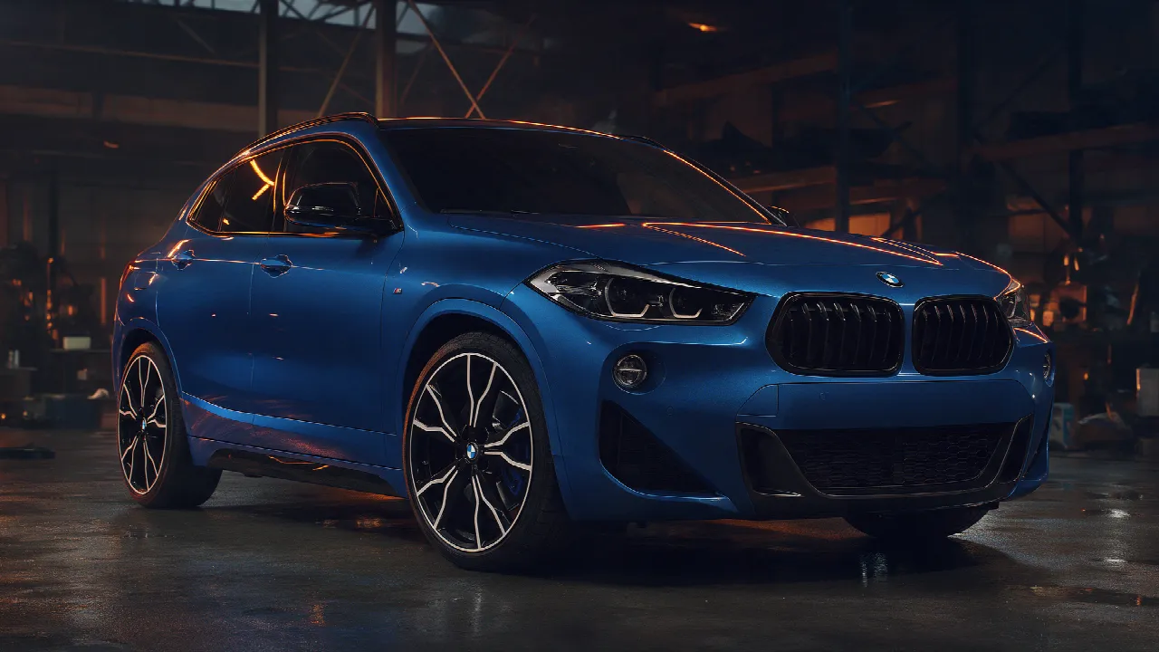 BMW X2 M35i F39 in donkere werkplaats