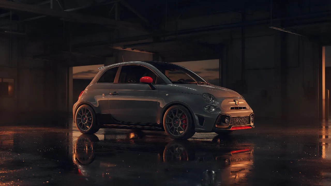 Abarth 595 in donkere werkplaats