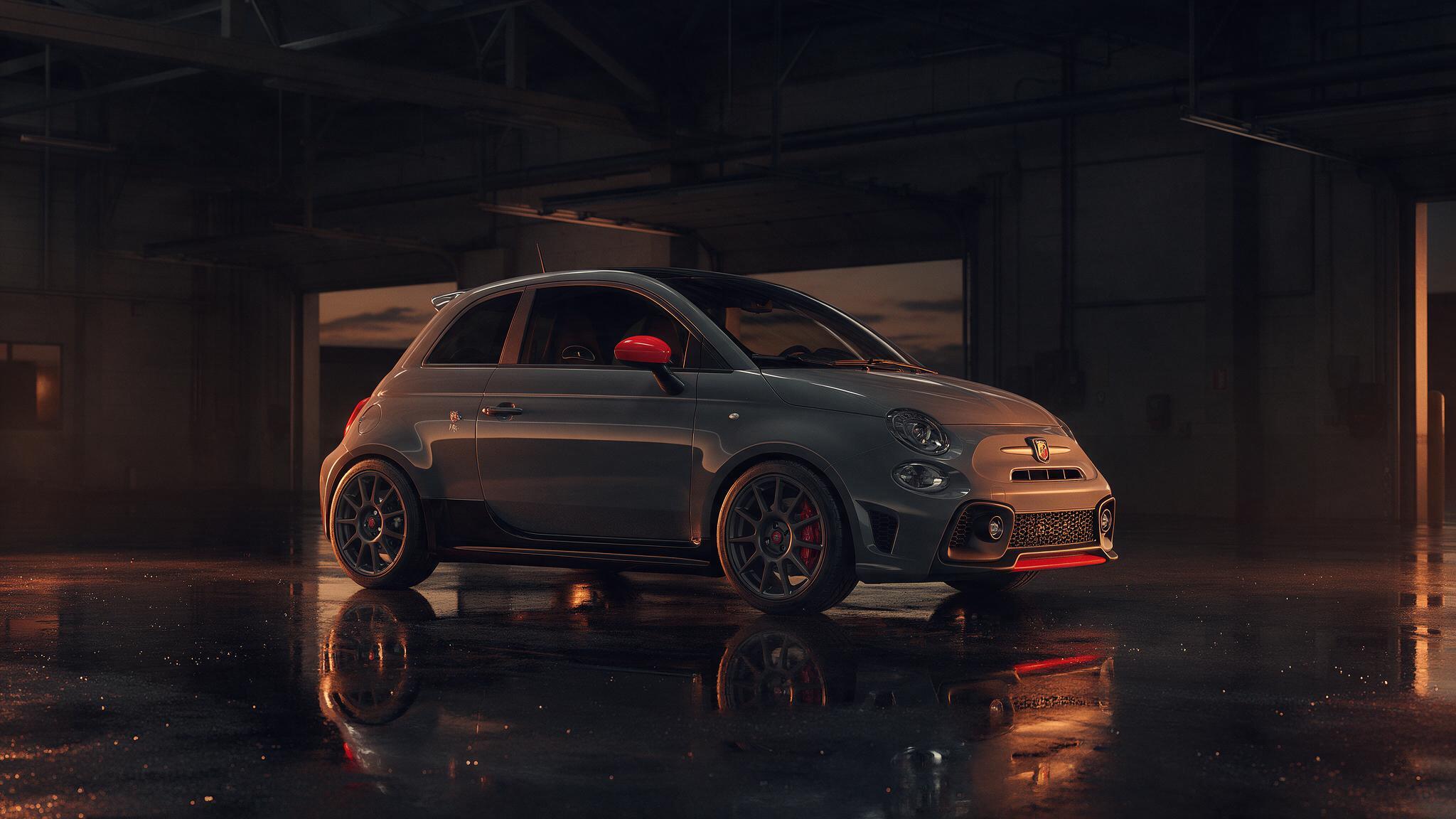 Abarth 595 in donkere werkplaats