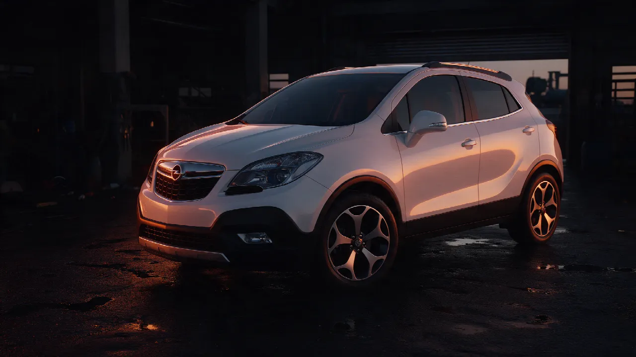 Opel Mokka 1.4 Turbo in een donkere werkplaats met oranje licht