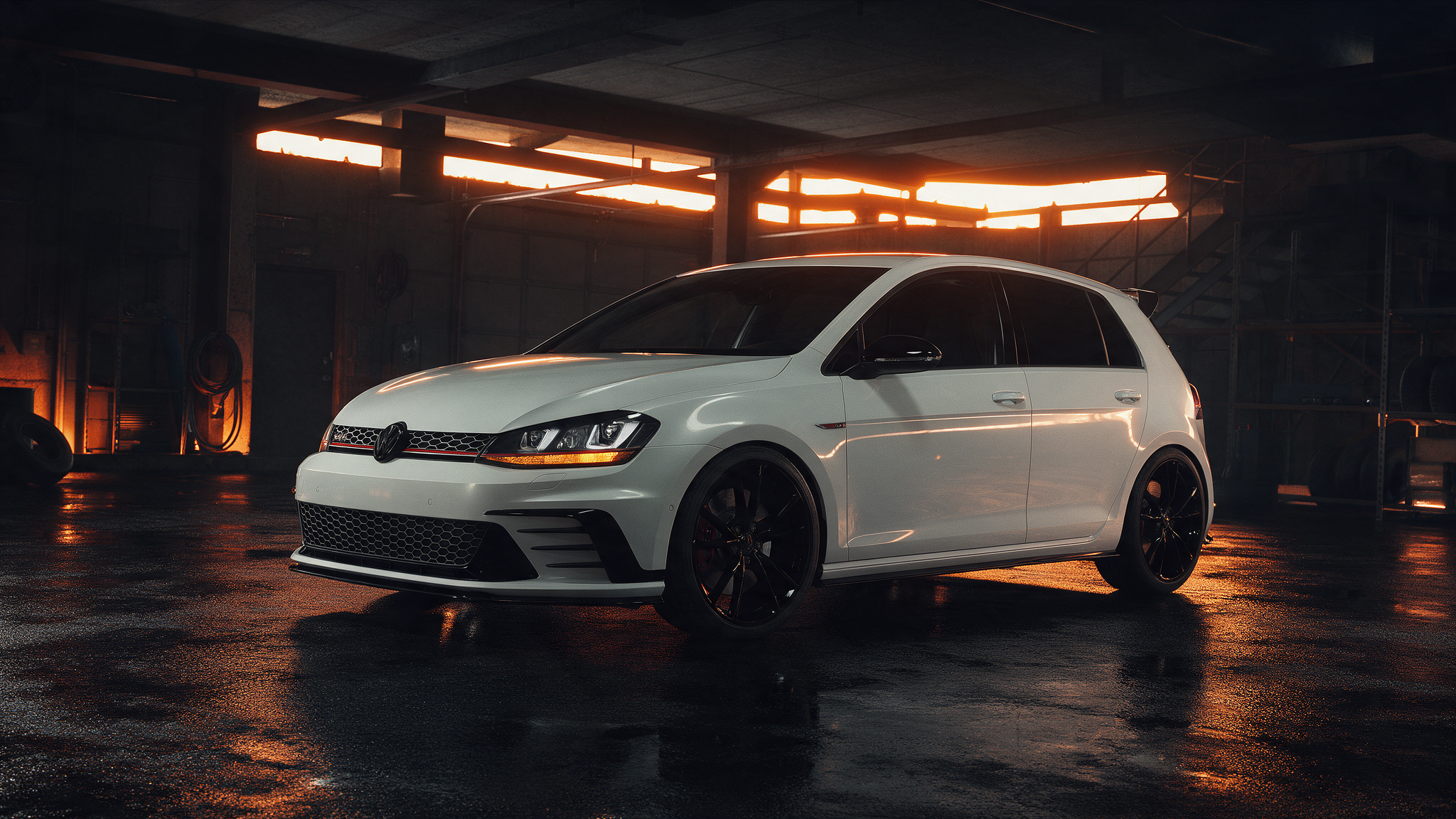Volkswagen Golf 7 GTI Clubsport in Oryx white in een donkere werkplaats