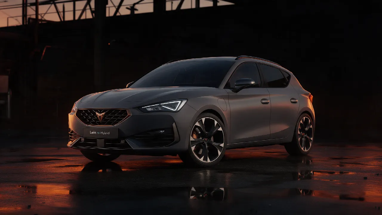 Cupra Leon e-Hybrid 204 pk in een donkere werkplaats bij schemering