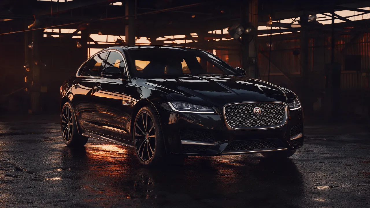 Jaguar XF X260 in donkere werkplaats bij schemering