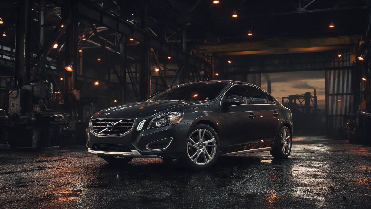 Volvo S60 in donkere werkplaats bij schemering