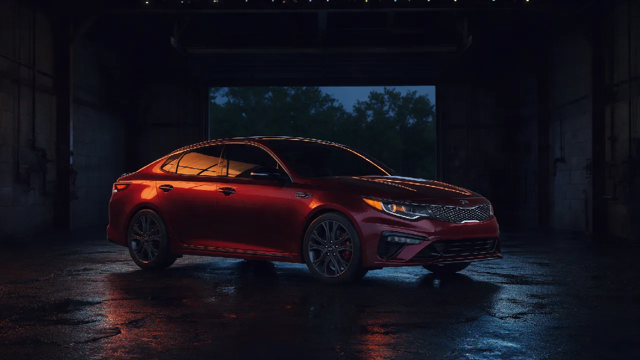 Kia Optima GT in donkerrood in een donkere werkplaats