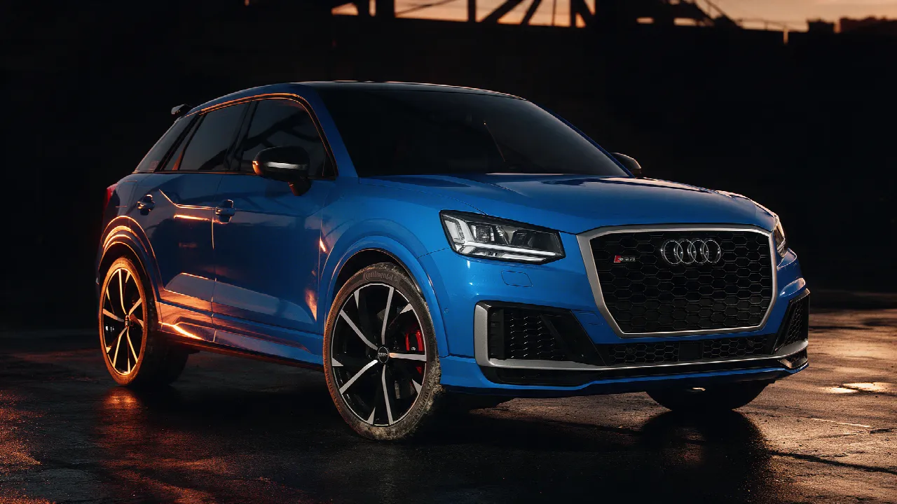 Nogaroblauwe Audi SQ2 in een donkere werkplaats