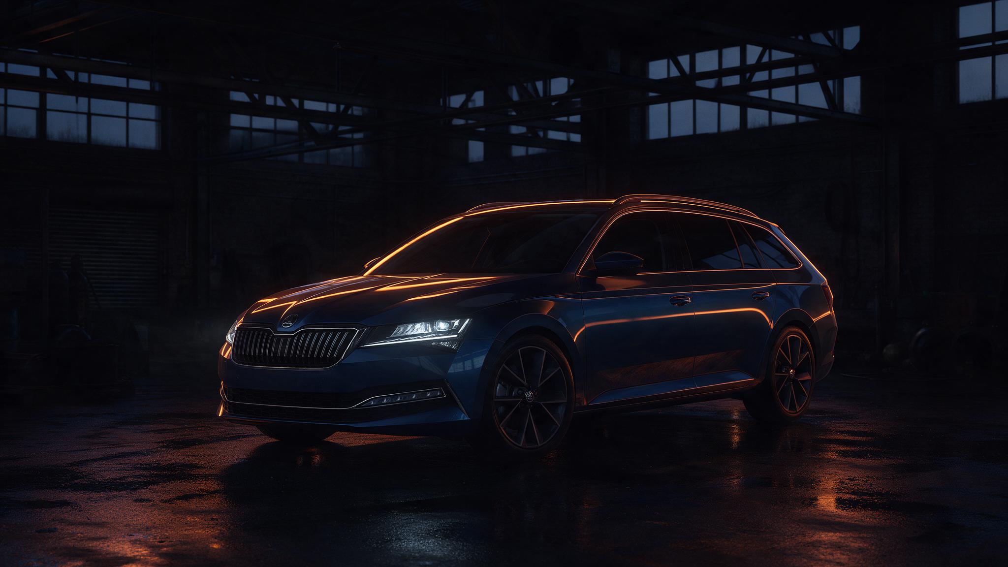 Skoda Superb Combi in een donkere werkplaats bij schemering met oranje licht