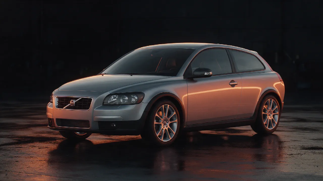 Volvo C30 driedeurs hatchback in zilver in een donkere werkplaats