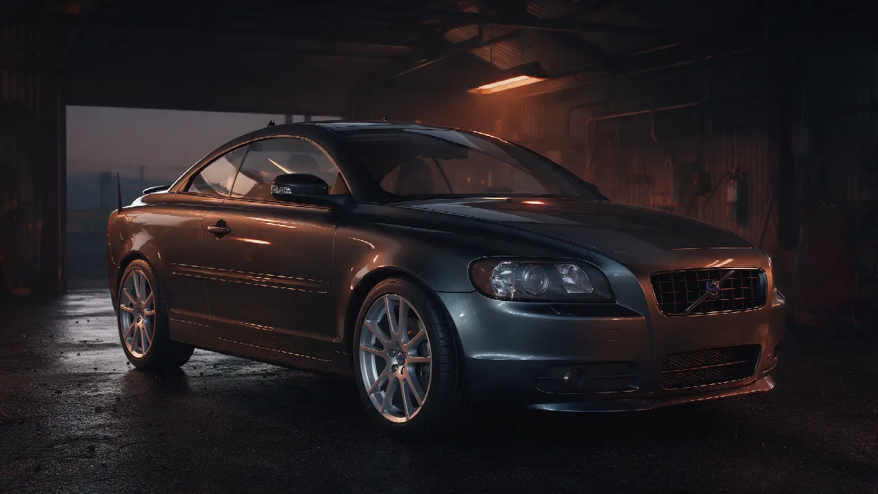 Volvo C70 cabriolet in een donkere werkplaats bij schemering met oranje licht