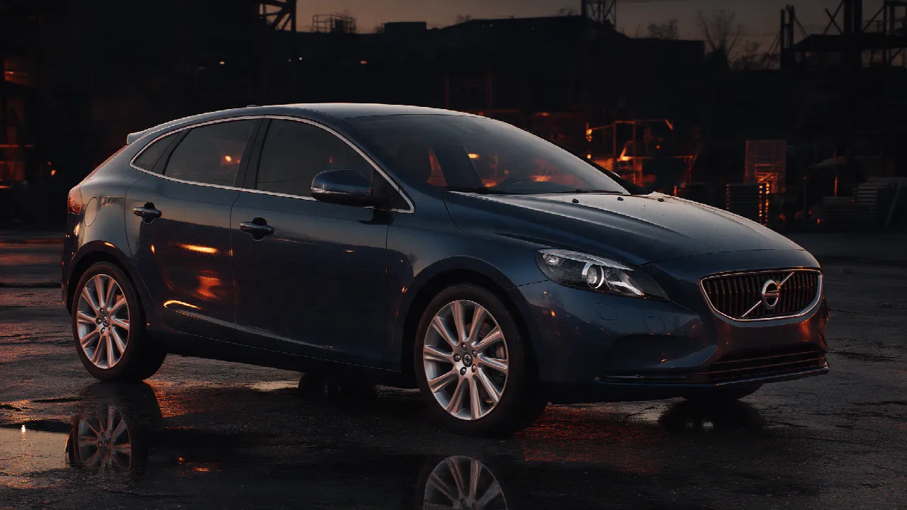 Donkerblauwe Volvo V40 in donkere werkplaats